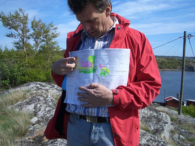 Bengt visar på ganla kartor